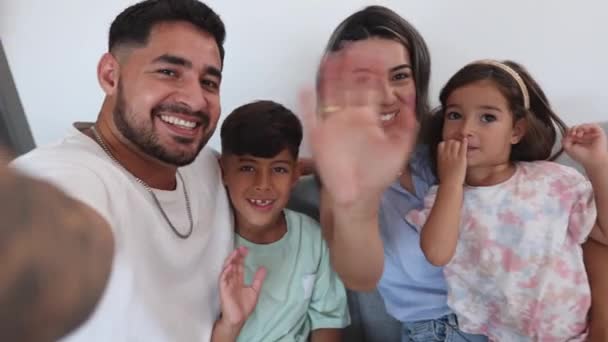 Hispanic Familj Hemma Gör Selfie Sociala Medier Inspelning Video Med — Stockvideo