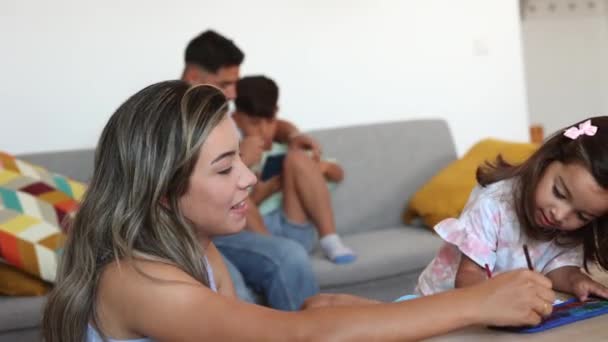 Latinamerikansk Mamma Med Dotter Målar Ansikte Med Pensel Leker — Stockvideo