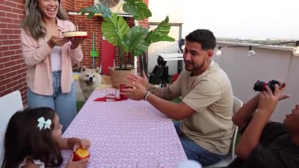 Família Hispânica Com Crianças Comendo Terraço Casa Dia Ensolarado — Vídeo de Stock