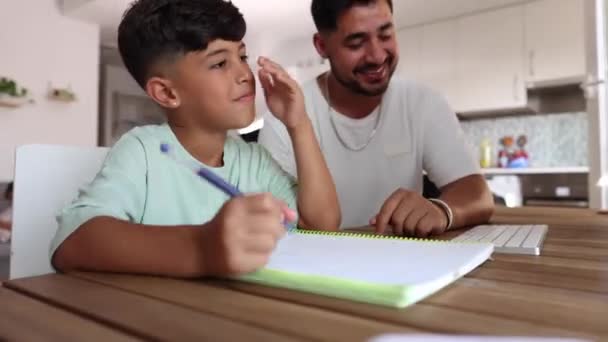 Ισπανόφωνος Πατέρας Γιο Που Διαβάζει — Αρχείο Βίντεο