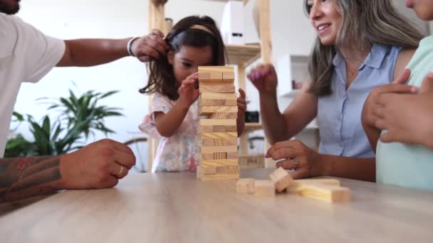 Hispanische Familie Spielt Jenga Kleines Mädchen Spielt — Stockvideo