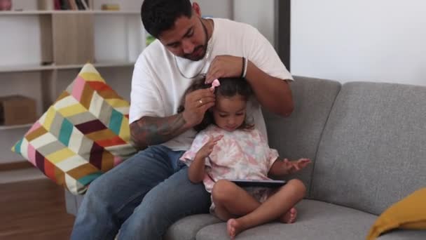 Ισπανόφωνος Μπαμπάς Χτενίζει Μαλλιά Της Κόρης Του Στον Καναπέ — Αρχείο Βίντεο