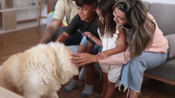 Ισπανόφωνη Οικογένεια Στον Καναπέ Τον Σκύλο Τους Χασμουριέται — Αρχείο Βίντεο