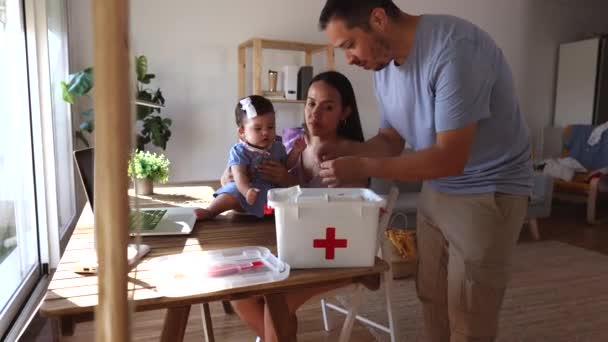 Μπαμπάς Και Μαμά Μωρό Τους Και Ένα Κουτί Πρώτων Βοηθειών — Αρχείο Βίντεο