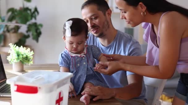 Szülők Elsősegély Dobozzal Gondoskodnak Gyermekükről — Stock videók