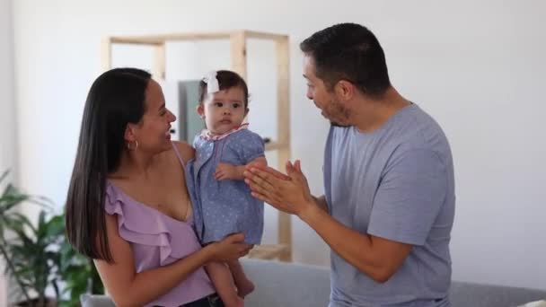 Rodzice Śpiewają Tańczą Córeczką Domu — Wideo stockowe