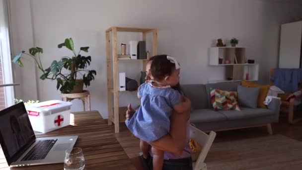 Mãe Hispânica Com Seu Bebê Doente Conversando Com Médico Por — Vídeo de Stock