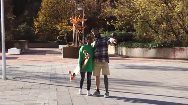 幸せな若いカップル Selfie — ストック動画
