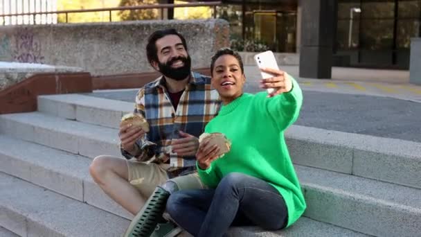 Multiracionális Boldog Pár Akik Szelfit Csinálnak Utcán Közösségi Médiában — Stock videók