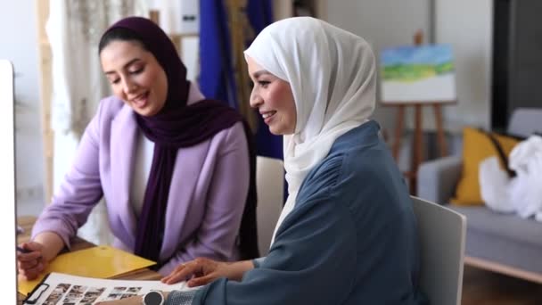 Muzułmańskie Bizneswoman Hidżab Pracuje Coworking — Wideo stockowe