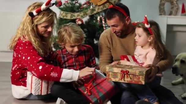 Boldog Család Gyerekekkel Karácsonykor Otthon Kinyitja Ajándékokat Együtt Karácsonyfa — Stock videók