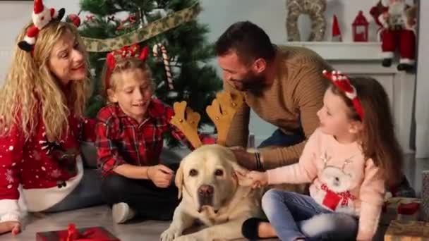 Tradycyjna Rodzina Psem Święta Bożego Narodzenia — Wideo stockowe