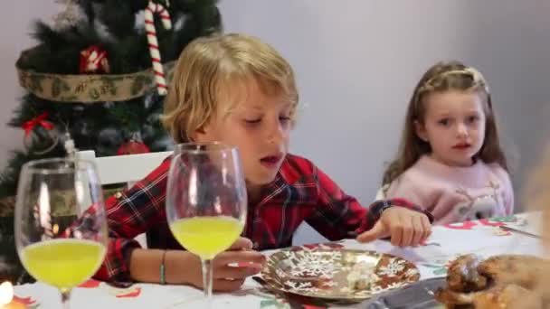 Οικογένεια Στα Παιδιά Των Χριστουγέννων Τραγουδώντας Κάλαντα — Αρχείο Βίντεο
