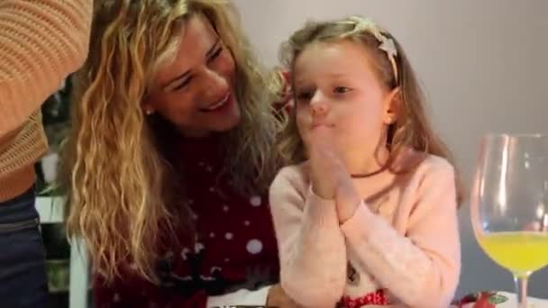 Familie Julemiddag Pige Danser Mens Far Skærer Kalkun – Stock-video
