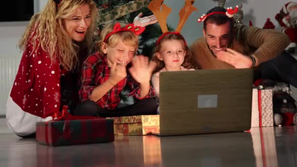 Rodina Otevírá Vánoční Dárky Dělá Video Hovor Oslavu Dálky — Stock video