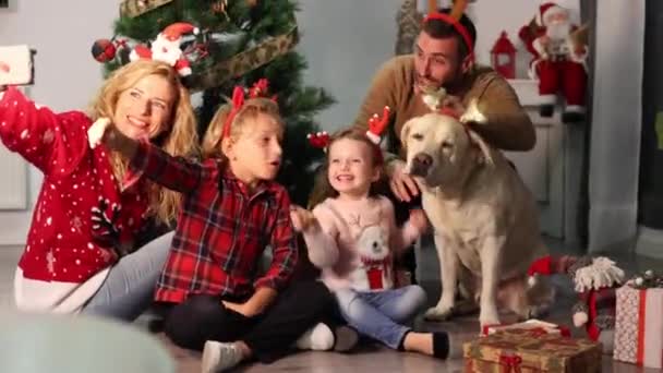 Счастливого Рождественского Семейного Селфи Своей Собакой — стоковое видео