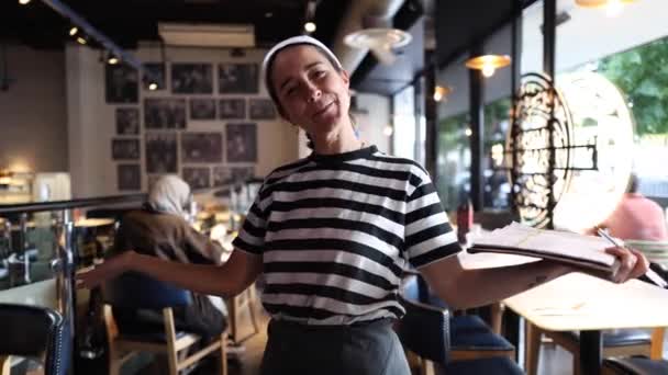 Empleados Cafetería Femenina Saludando Los Clientes — Vídeos de Stock