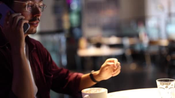 Homem Meia Idade Com Óculos Bebendo Café Cafetaria Enquanto Falava — Vídeo de Stock