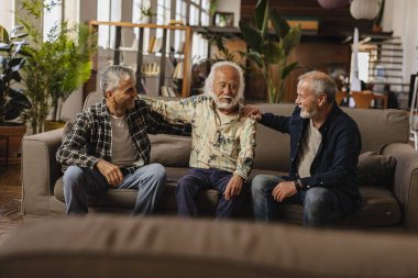 Bir grup kıdemli arkadaş emekliliği kutluyor. Farklı nesillerden insanlar evde toplanıyor. -