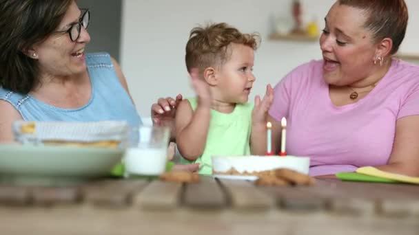 Abuela Mamá Pequeño Niño Con Pastel Cumpleaños Soplando Velas Feliz — Vídeo de stock