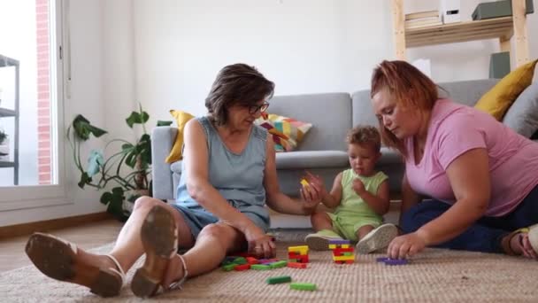 Bambino Con Madre Nonna Salotto Casa Giocare Abbattere Mattoni Costruzione — Video Stock