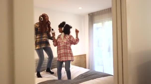 Mutlu Çok Irklı Kadın Arkadaşlar Yatakta Dans Edip Şarkı Söylüyorlar — Stok video