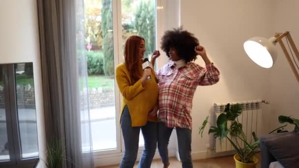 Schwangere Multirassische Freunde Singen Und Tanzen Lgbrt Women Couple — Stockvideo