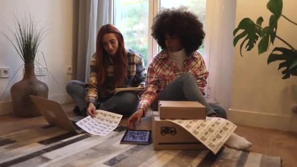 Dua Perempuan Otonom Yang Melakukan Pengiriman Dari Rumah — Stok Video