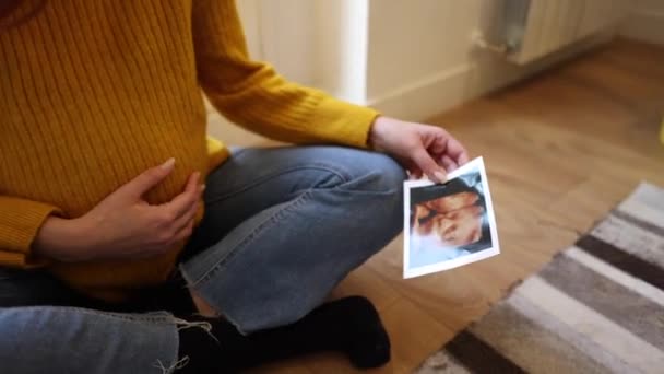 有电脑及婴儿超声检查的孕妇 — 图库视频影像