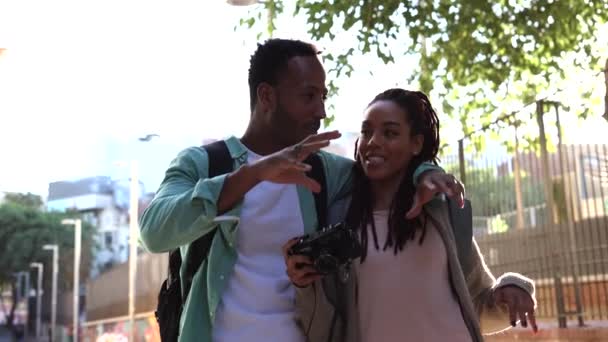 Gelukkig Afrikaans Amerikaans Paar Toeristen Met Rugzakken Foto Camera Stad — Stockvideo
