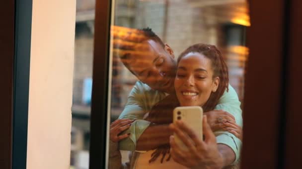 Casal Feliz Fazendo Selfie Varanda Casa — Vídeo de Stock