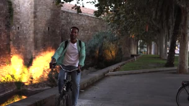 Афроамериканський Турист Їде Велосипеді Через Місто — стокове відео