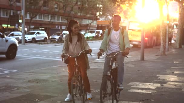 アフリカ系アメリカ人観光客が街をサイクリング — ストック動画