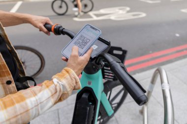 El ele tutuşan akıllı telefon uygulamalı bisiklet kiralayan - şehir turizmi -