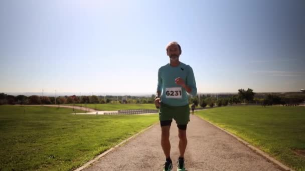 Glücklicher Senior Läuft Über Die Ziellinie Älterer Mann Läuft Marathon — Stockvideo