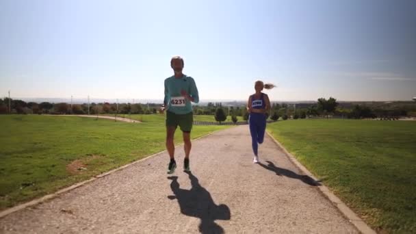 跑马拉松的高水平选手 在路上以健康和积极的生活方式竞争的人 正在赛跑的成熟夫妇 — 图库视频影像