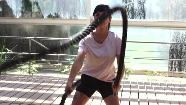 Bonita Mujer Caucásica Hace Deportes Con Cuerdas Pesadas Aire Libre — Vídeos de Stock