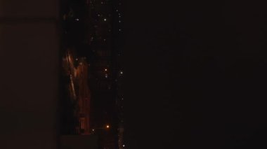Gece trafiğindeki bir şehrin videosu