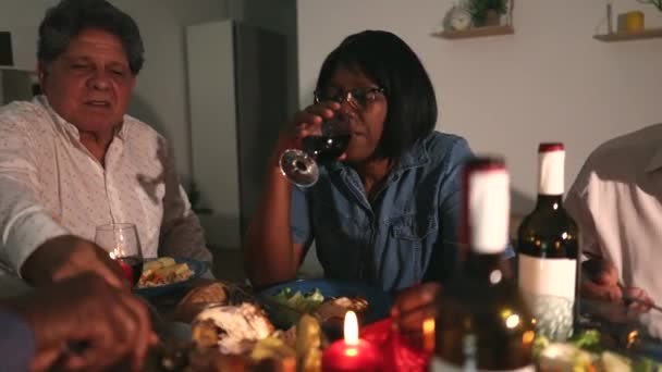 Verzamelen Van Multiraciale Volwassen Senior Vrienden Kerstdiner Eten Drinken — Stockvideo