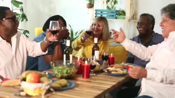Grupo Personas Mayores Animando Con Vino Cena Navidad — Vídeo de stock