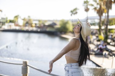 Deniz kenarında nefes alan güzel bir kadın. Özgürlük seyahati konsepti. -