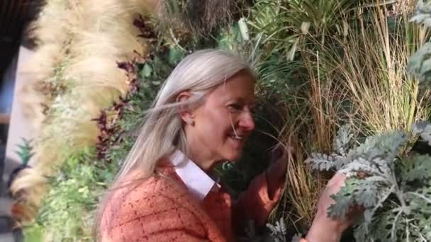 Şehrin Dikey Bahçesinde Mutlu Olgun Bir Kadın — Stok video
