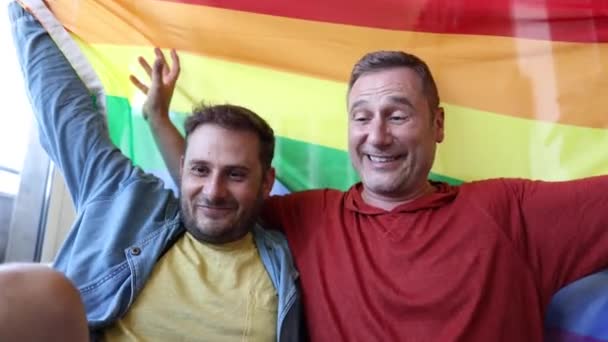 Reifen Paar Gay Männer Mit Gay Stolz Flagge Hause — Stockvideo