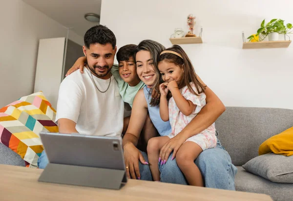 Szczęśliwa Latynoska Rodzina Domu Tabletem Cyfrowym Wideo Połączenie Koncepcja Życia Obraz Stockowy