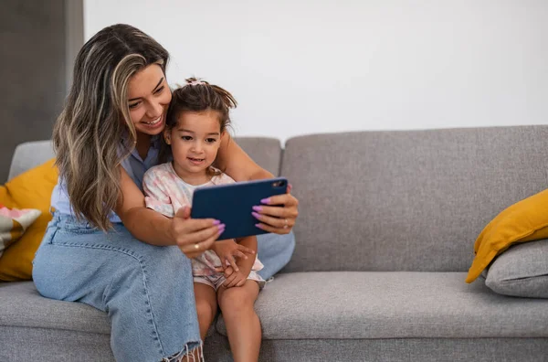 Matka Córeczka Domu Patrzące Cyfrowy Tablet Rozmowy Wideo Social Media Obrazek Stockowy