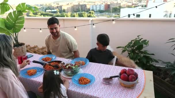 ハッピーラテンアメリカの家族と子供たち 屋上で食事をする — ストック動画