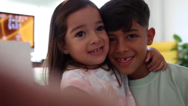 Família Latino Americana Mãe Com Sua Filha Pintando Notebook Com — Vídeo de Stock
