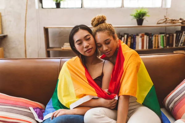 Дві Молоді Багаторасові Лесбійки Вдома Геї Гордість Прапор Любові Стокова Картинка
