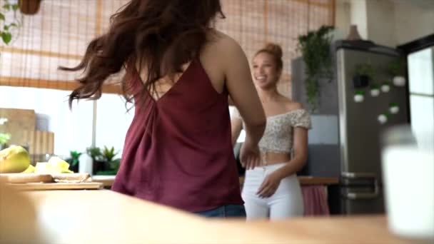 Twee Jonge Lesbische Vrouwen Dansen Huis Keuken Multiraciale Lesbische Paar — Stockvideo