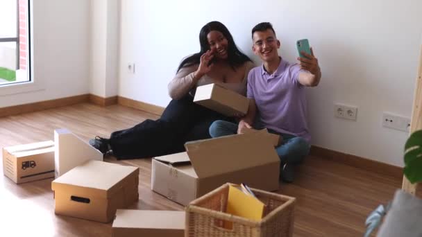 Молода Багаторасова Пара Рухається Коробками Робить Селфі Смартфоном — стокове відео